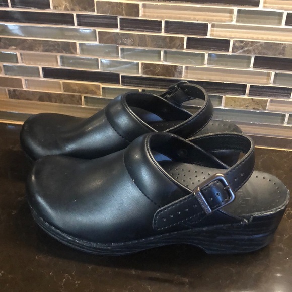 dansko black leather clogs